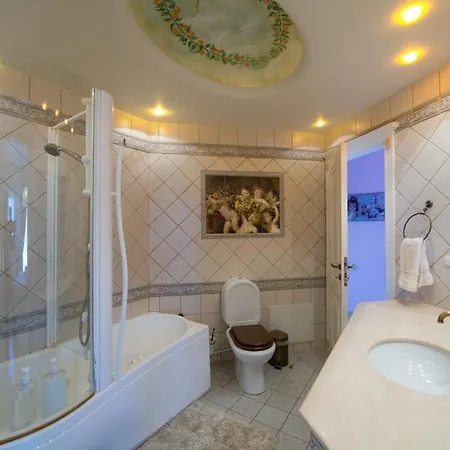 Villa Marilyn Manor, Exclusive Hideway, By Thinkvilla *